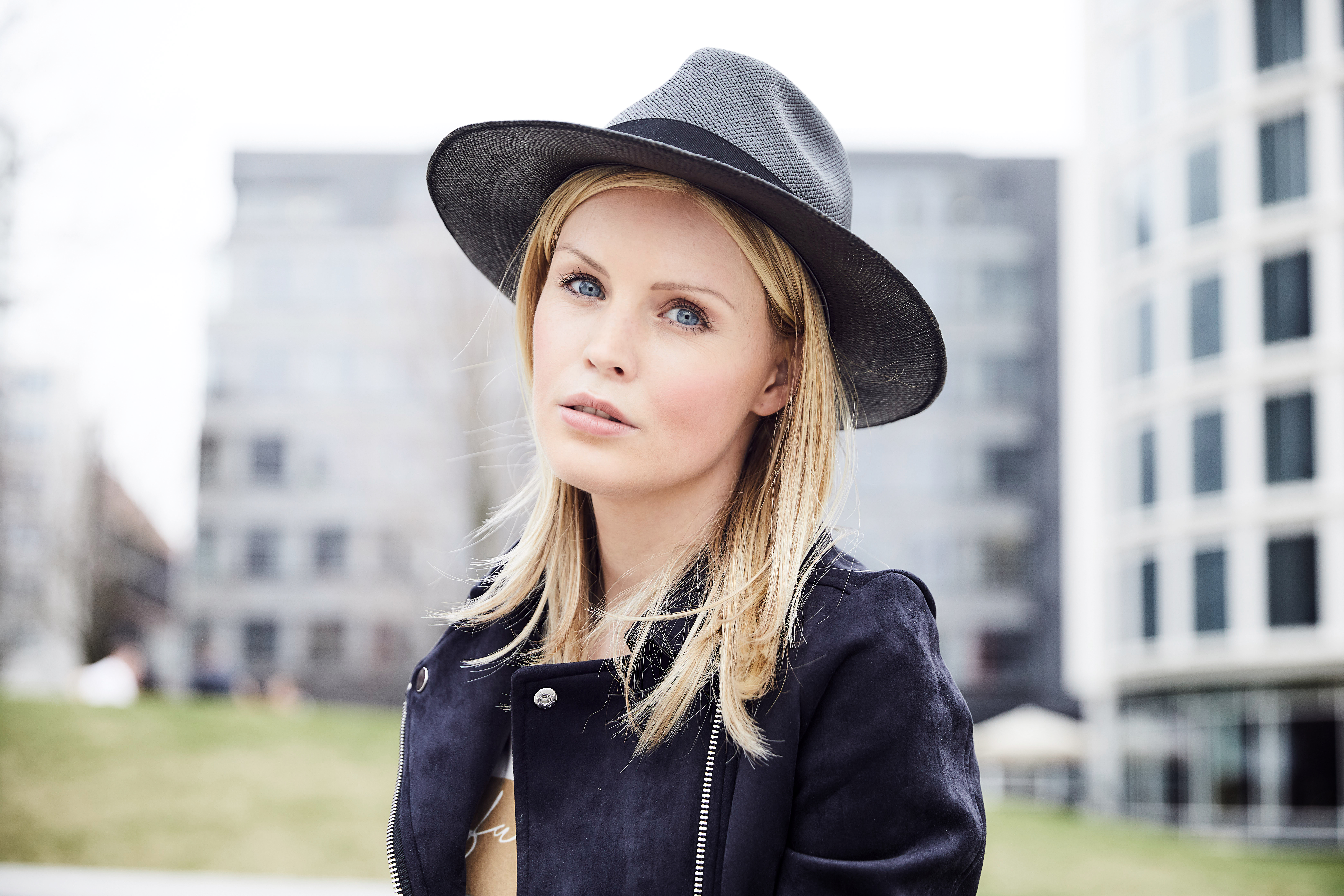 Rock ’n‘ Roll Attitude mit Lederjacke