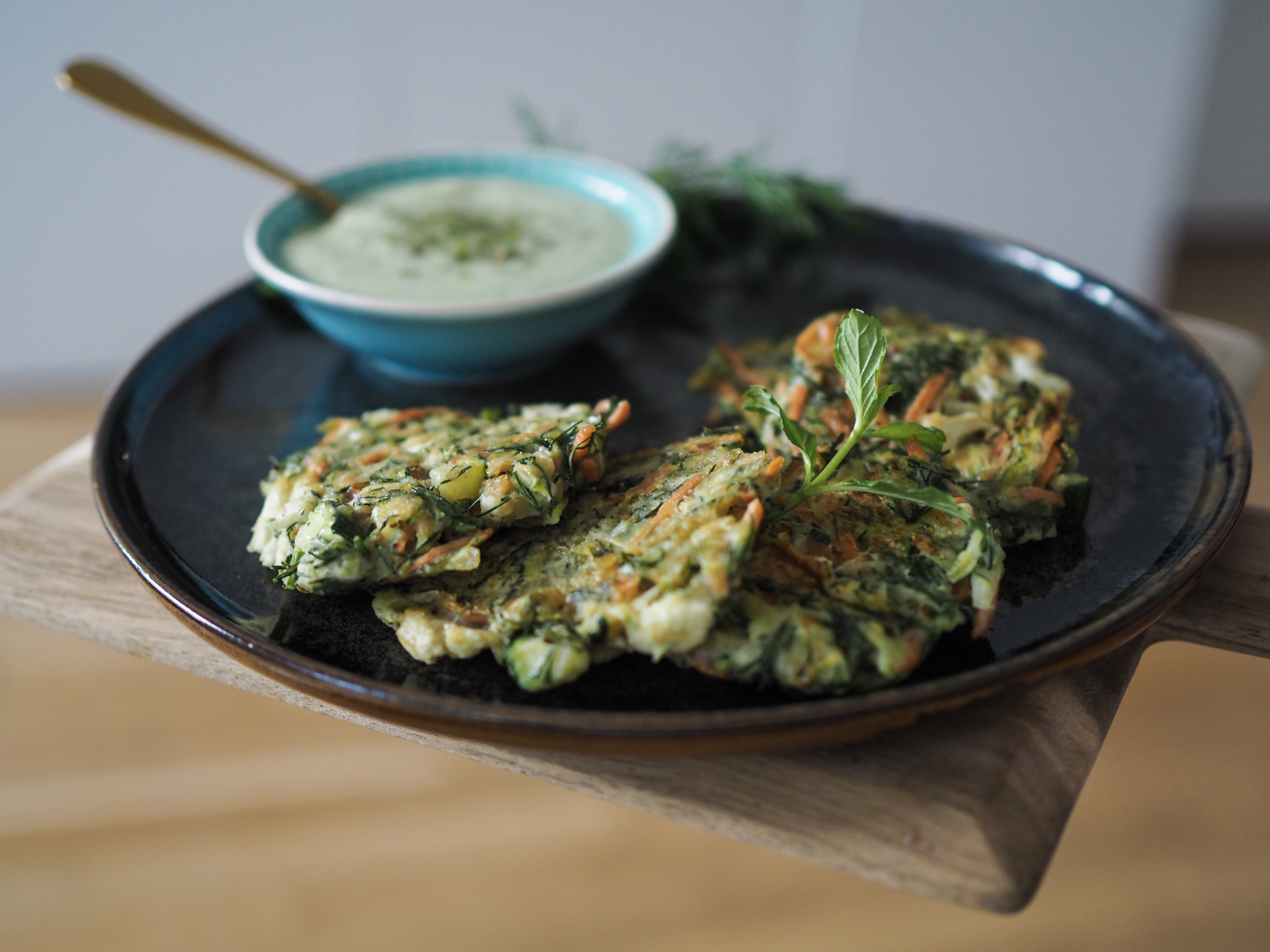 Foodblogger, Foodblogger Hamburg, Foodlover, Food, Healthy Living, ausgewogene Ernährung, gesunde Ernährung, ohne Zucker, gesund Kochen, Rezept, vegan, vegan kochen, gesund kochen, basische Ernährung, Säure-Basen-Balance, Säure-Basen-Haushalt, Blog basische Ernährung, basische Lebensmittel, basisch essen, glutenfrei, basische Rezepte, Gemüse, Zucchinipuffer, Gemüsepuffer, Buchempfehlung, Buchtipp, Claudelle Deckert, Basisch Cleen + Green