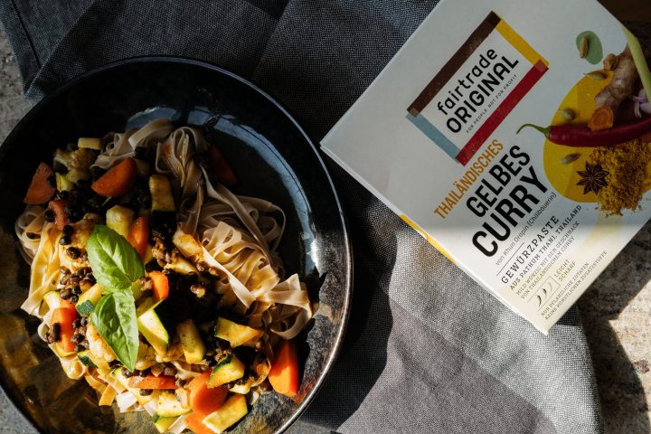 Gelbes Thai-Curry mit Reisnudeln by Fairtrade Original