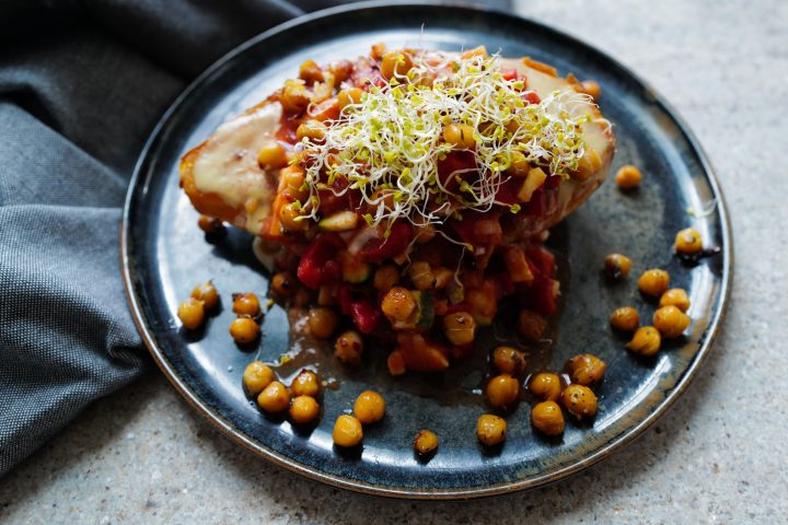 Gebackene Süßkartoffeln mit Kichererbsen und Tahini