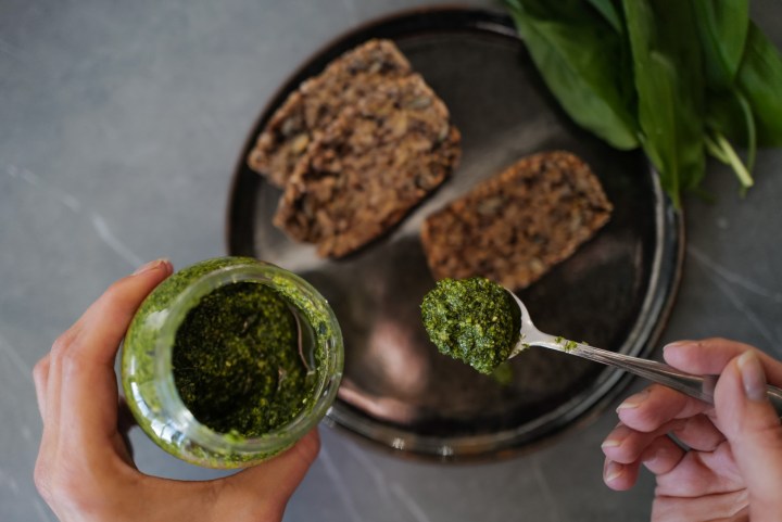 5 Gründe, warum wir jetzt Bärlauch essen sollten + Pesto Rezept